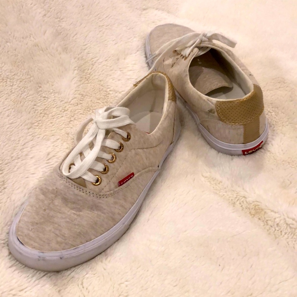Levi’s Sneaker Tan/white with gold trim Size 7